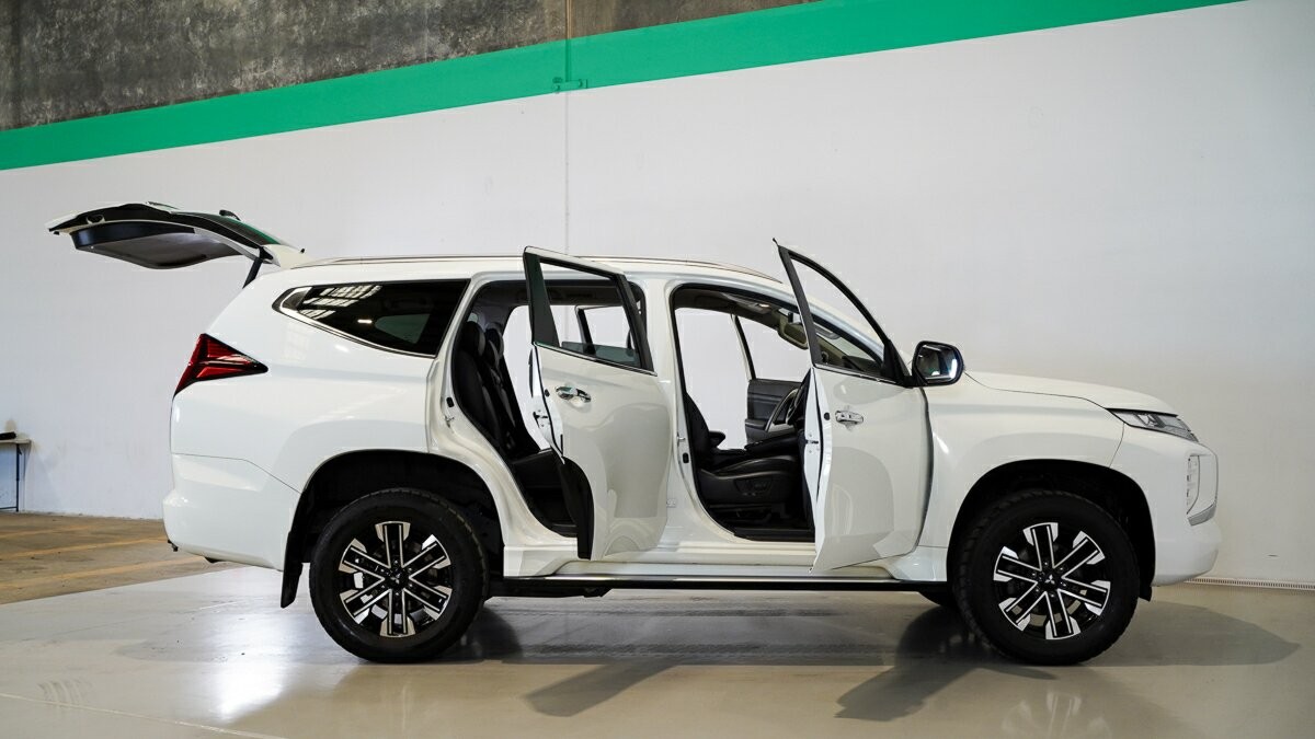 Mitsubishi Pajero Sport image 4