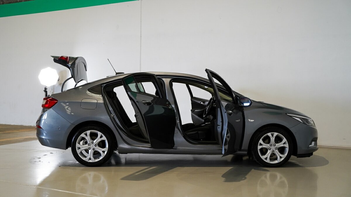Holden Astra image 4