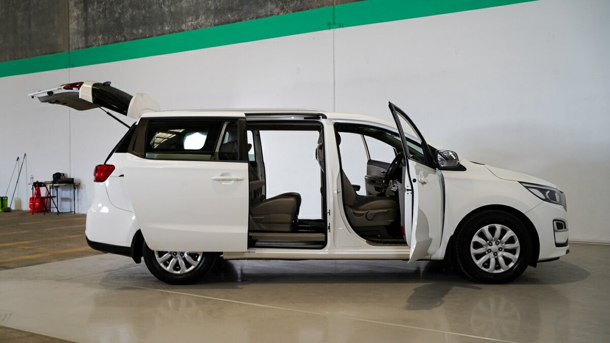 Kia Carnival image 4