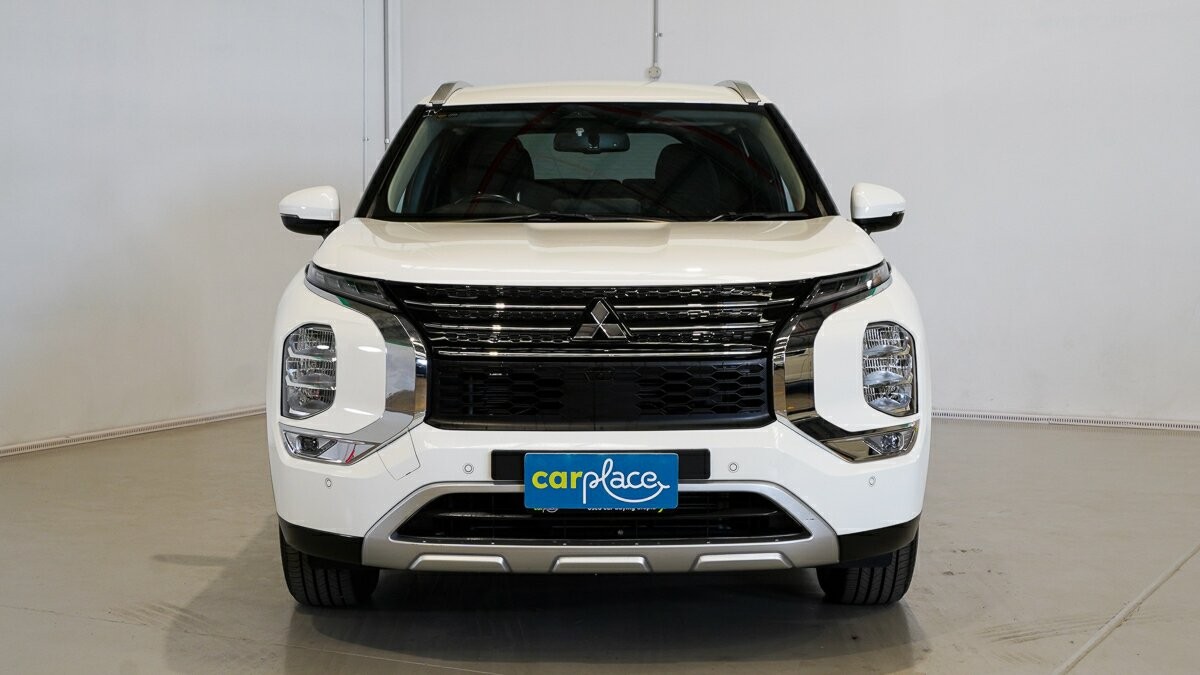 Mitsubishi Outlander image 2