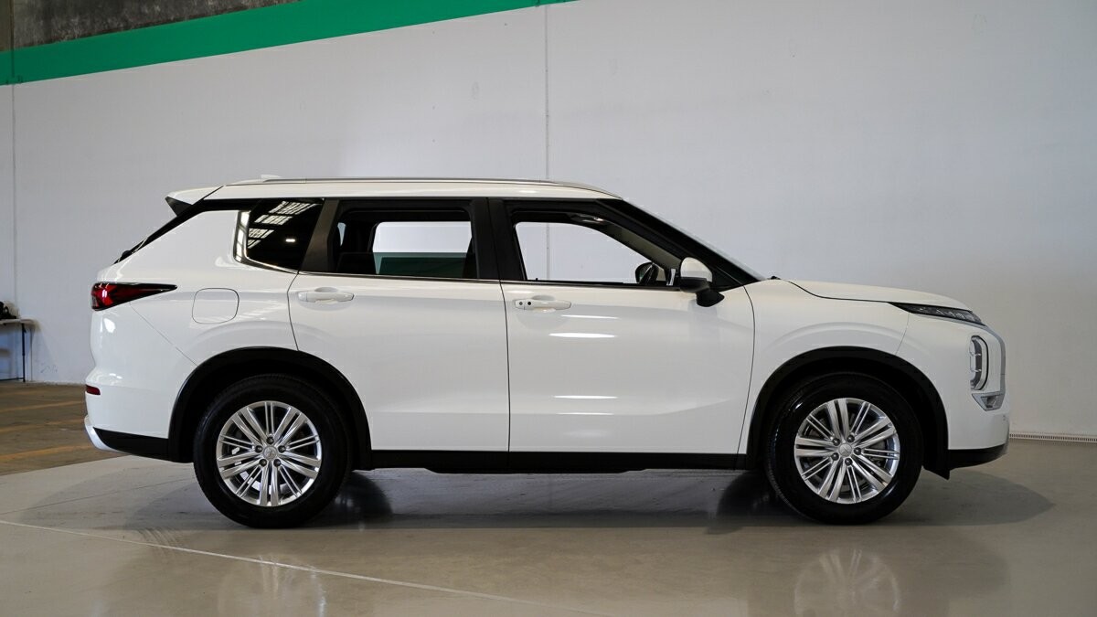 Mitsubishi Outlander image 3