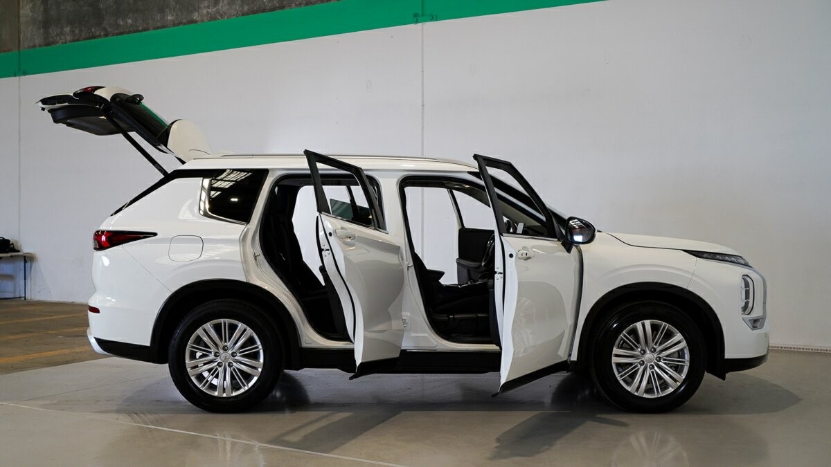 Mitsubishi Outlander image 4