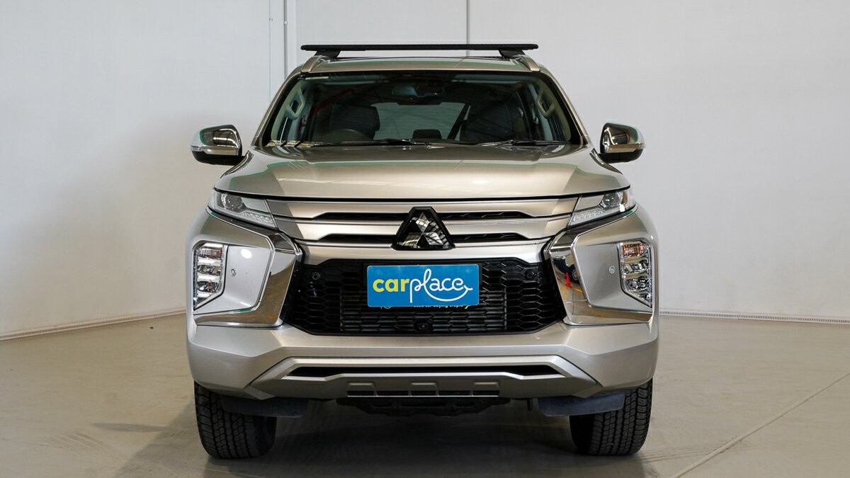 Mitsubishi Pajero Sport image 2