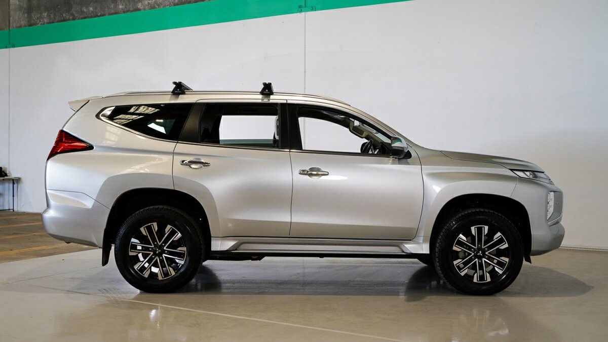 Mitsubishi Pajero Sport image 3