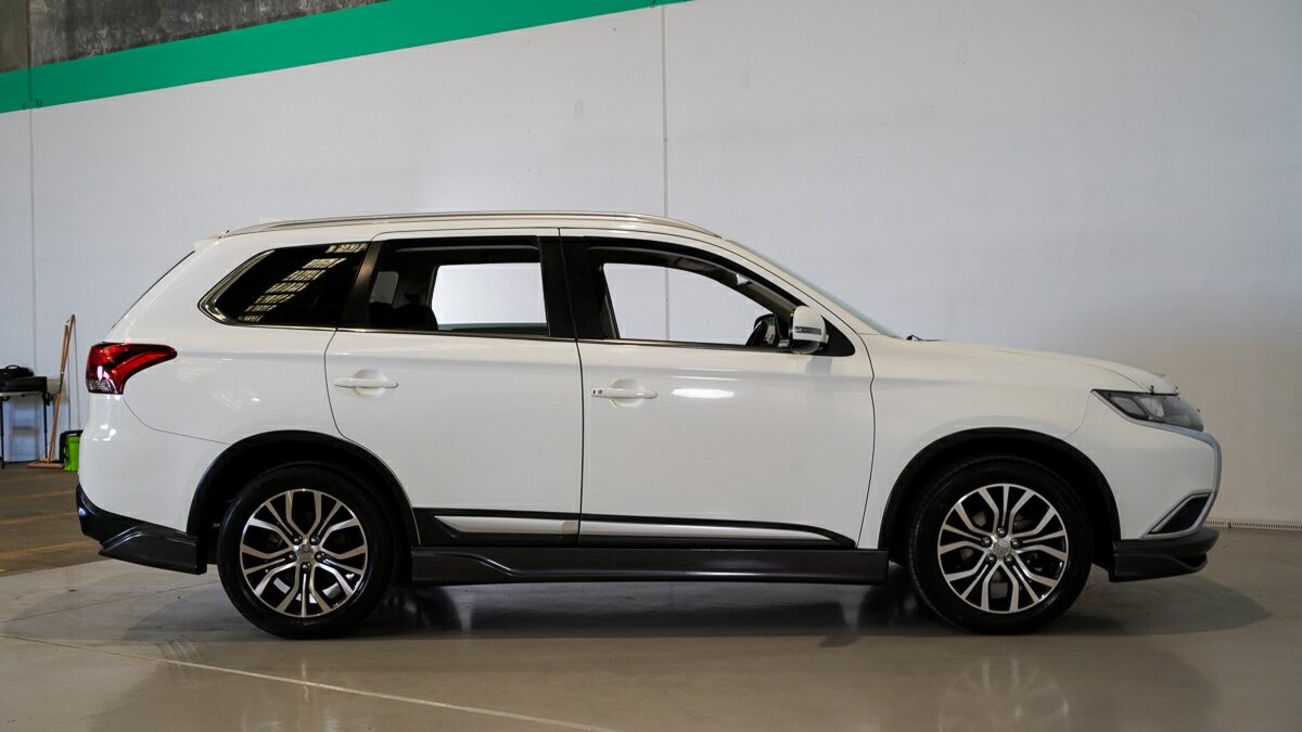 Mitsubishi Outlander image 3