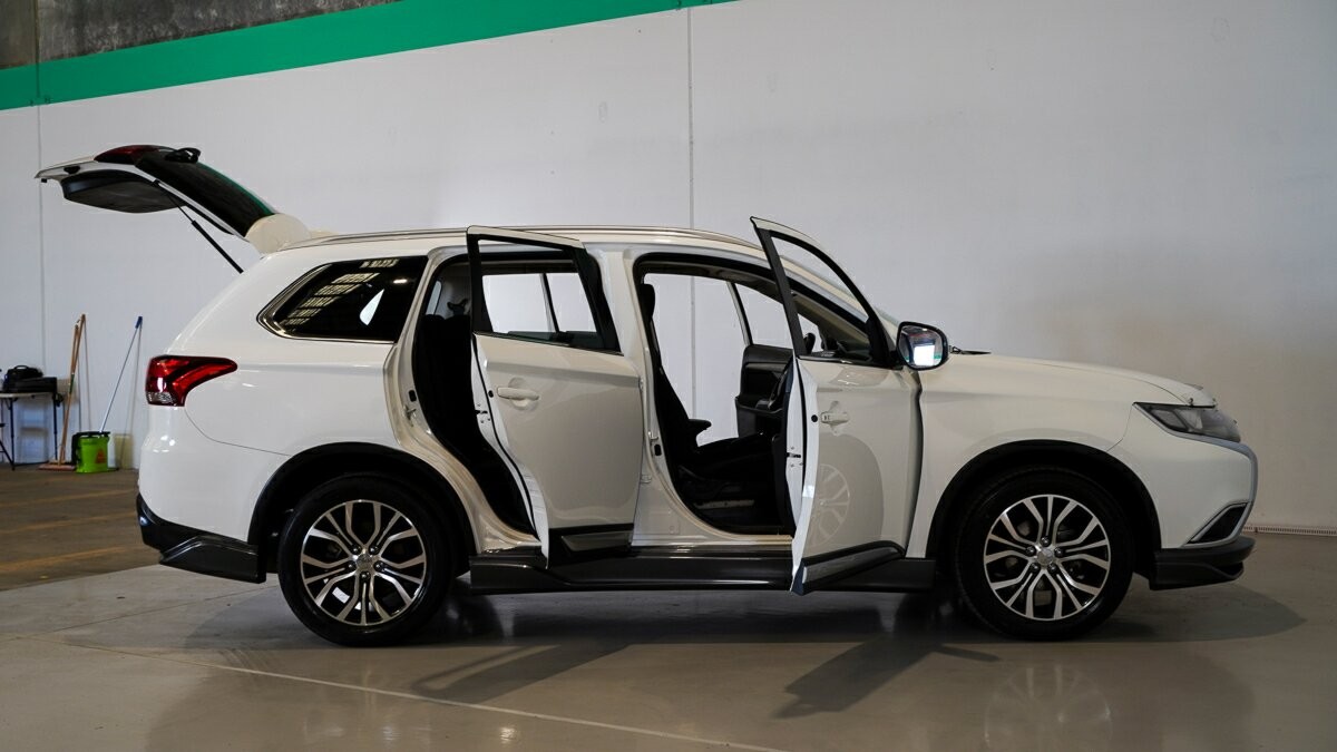 Mitsubishi Outlander image 4