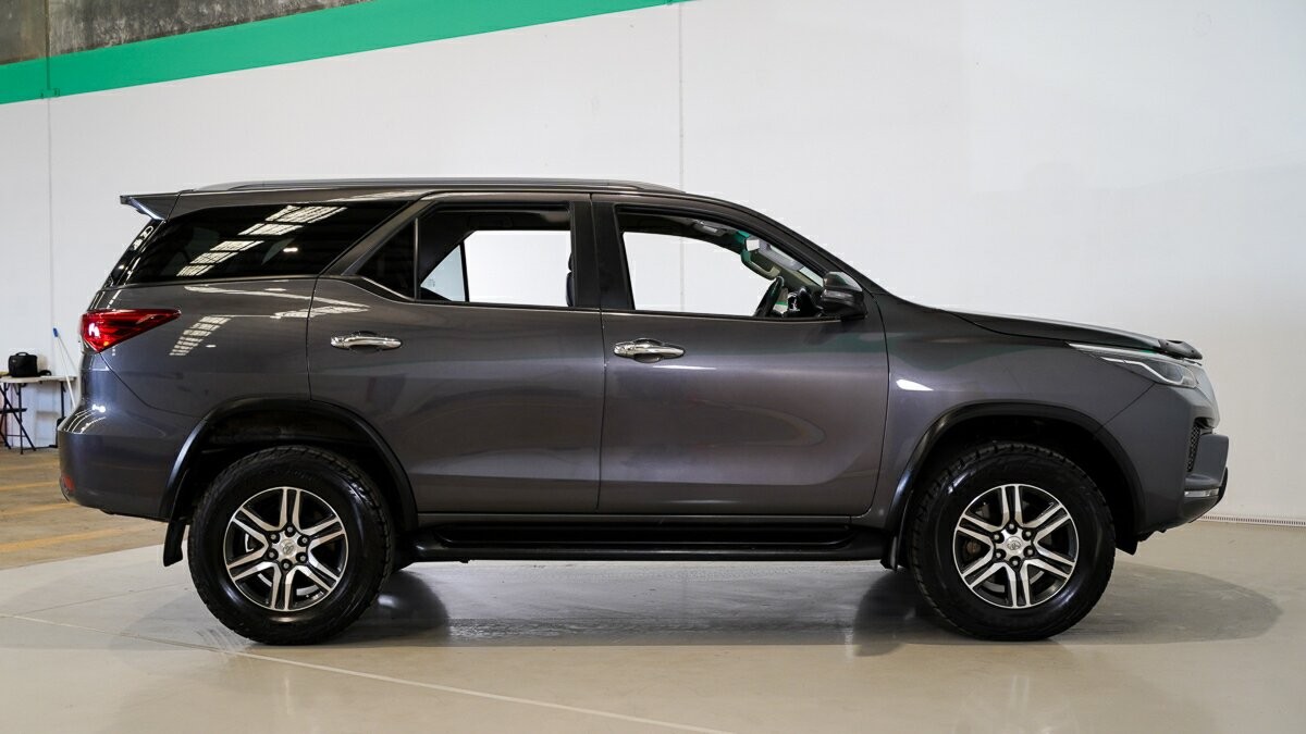 Toyota Fortuner image 3