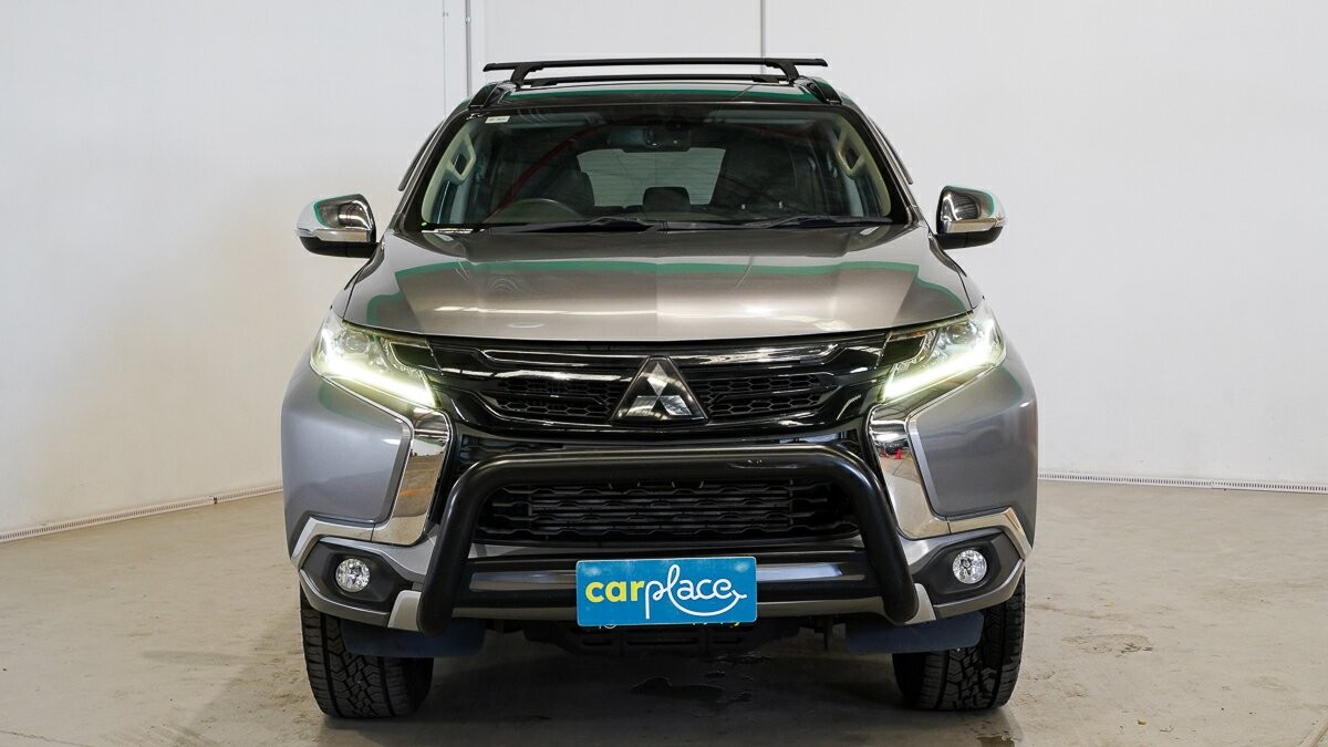 Mitsubishi Pajero Sport image 2