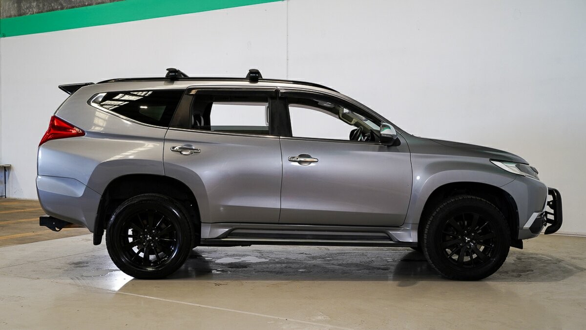 Mitsubishi Pajero Sport image 3
