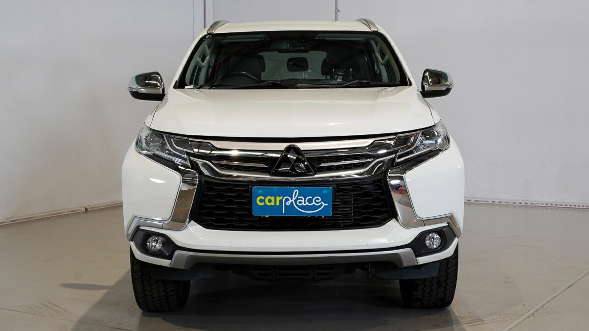 Mitsubishi Pajero Sport image 2