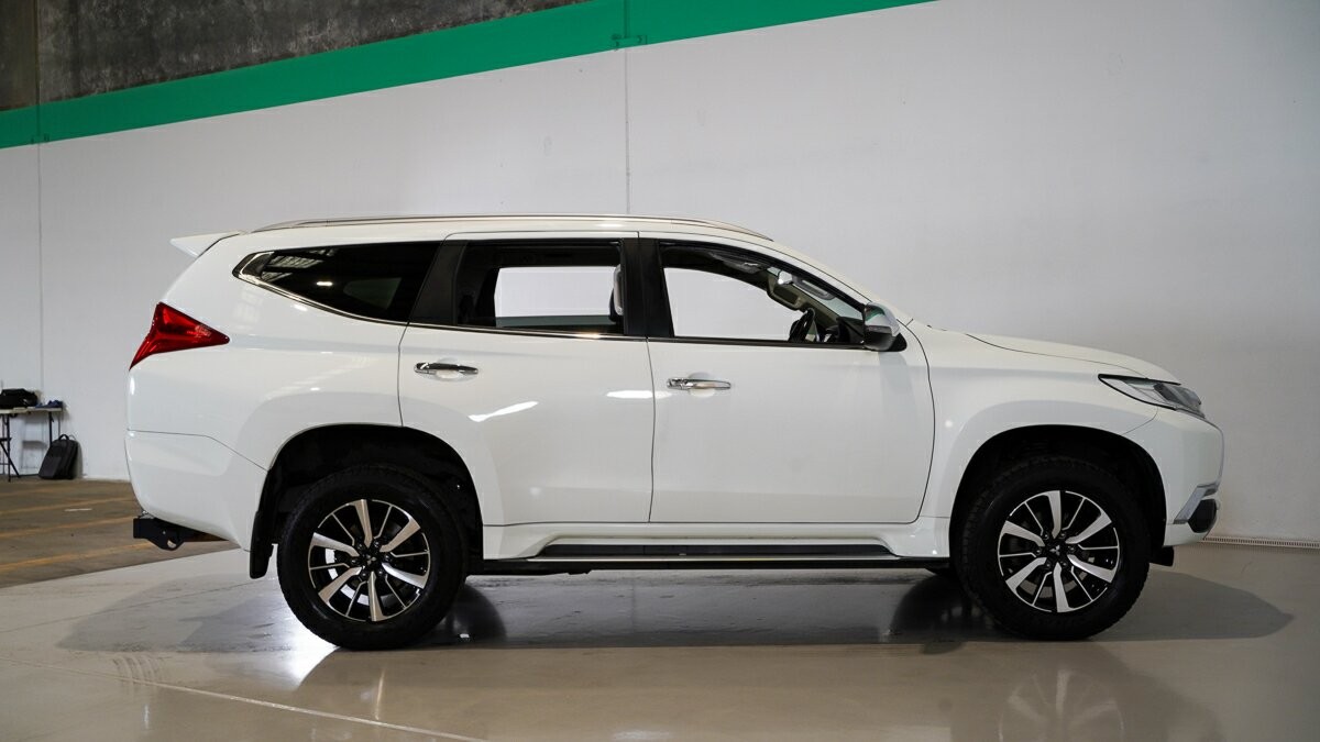 Mitsubishi Pajero Sport image 3