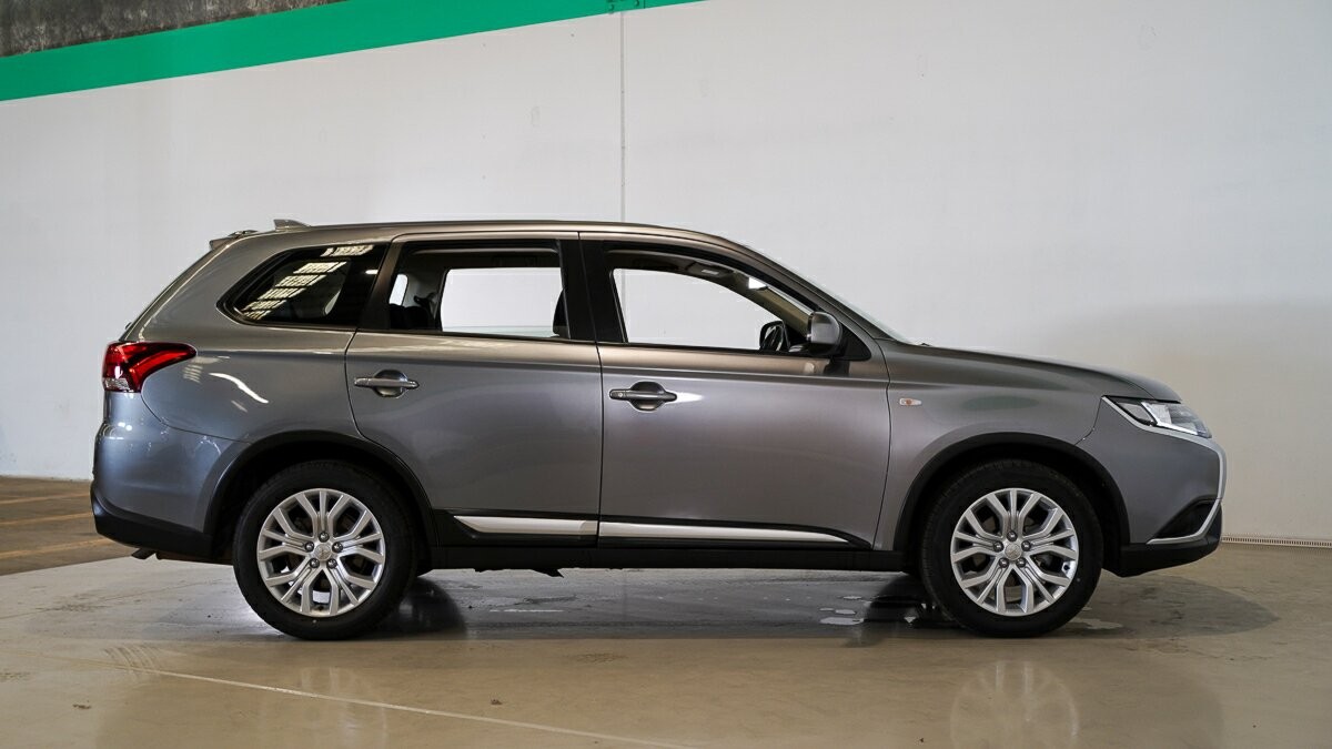Mitsubishi Outlander image 3