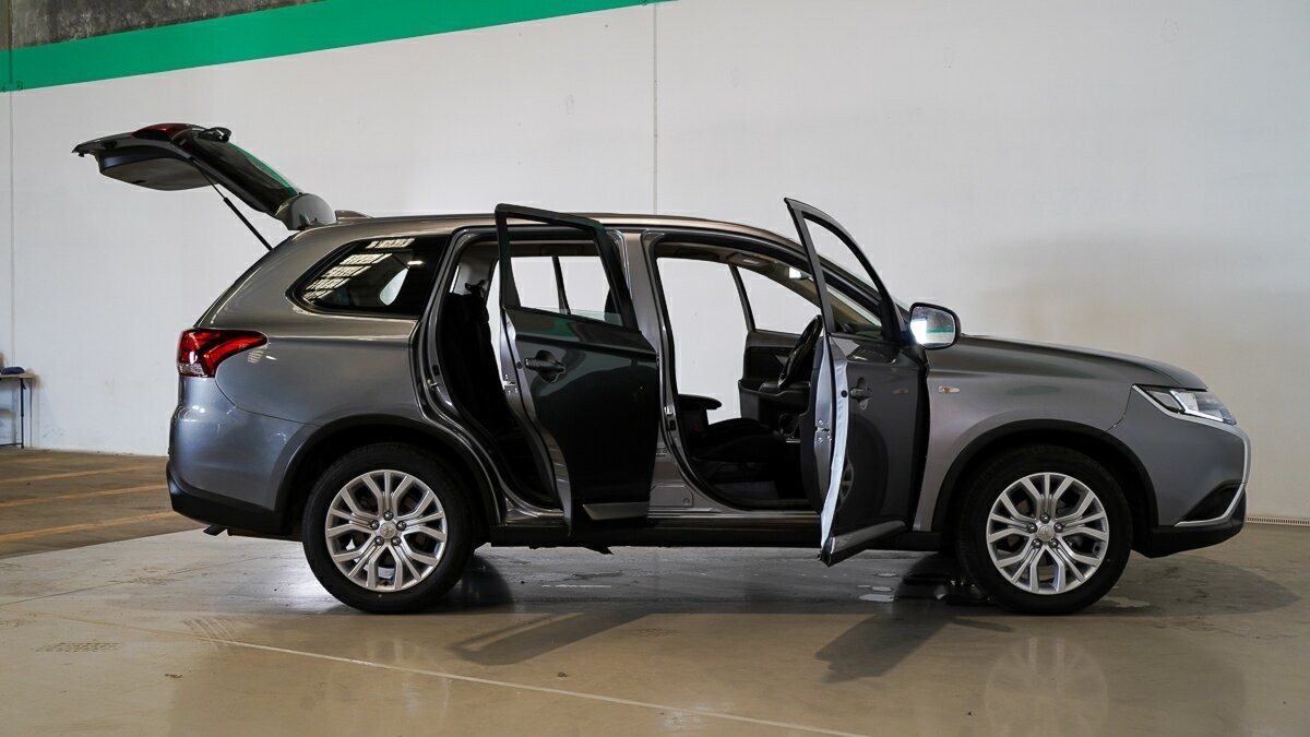 Mitsubishi Outlander image 4