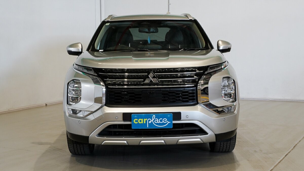 Mitsubishi Outlander image 2