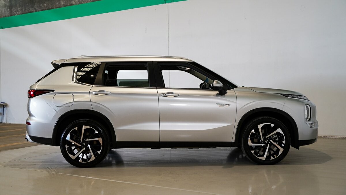 Mitsubishi Outlander image 3