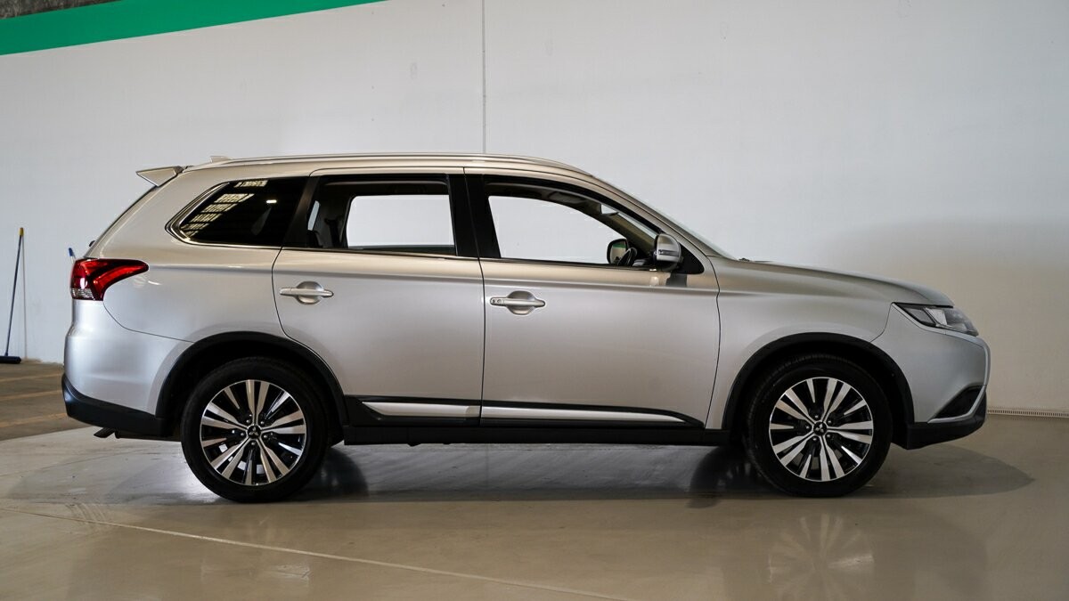 Mitsubishi Outlander image 3
