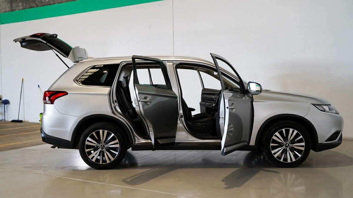 Mitsubishi Outlander image 4