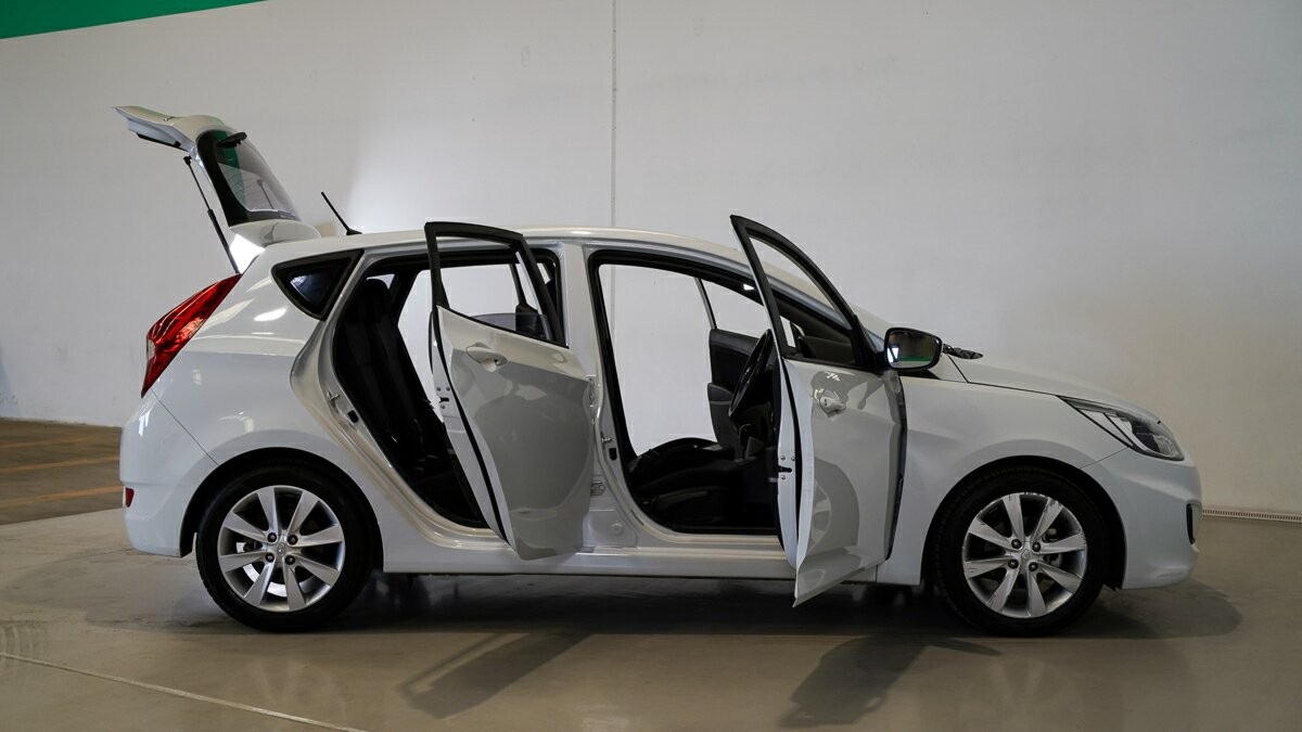 Hyundai Accent image 4