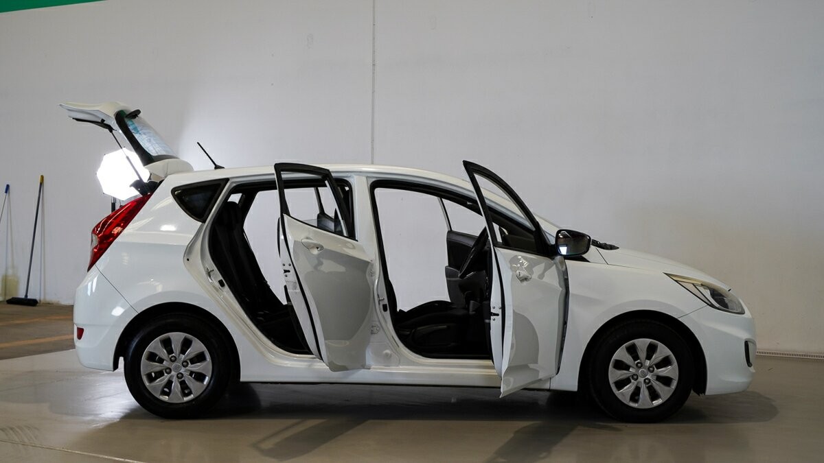 Hyundai Accent image 4