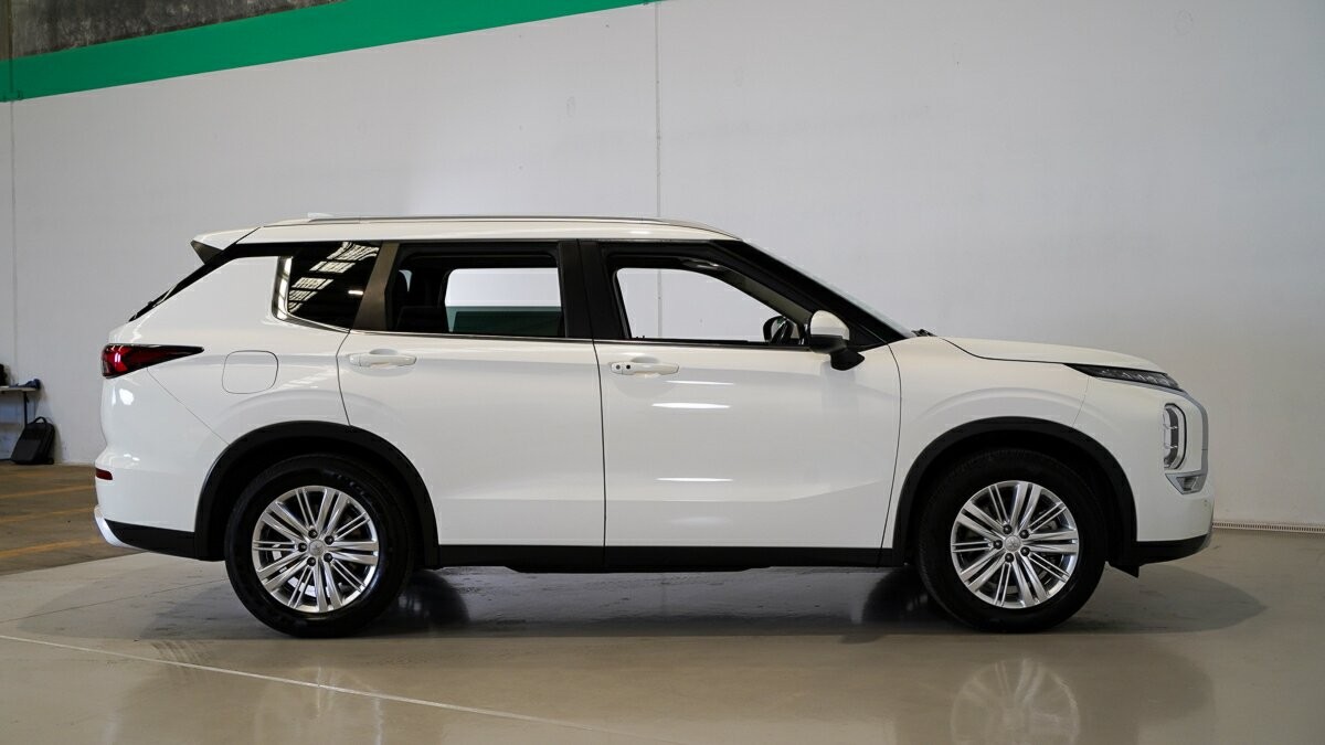 Mitsubishi Outlander image 3