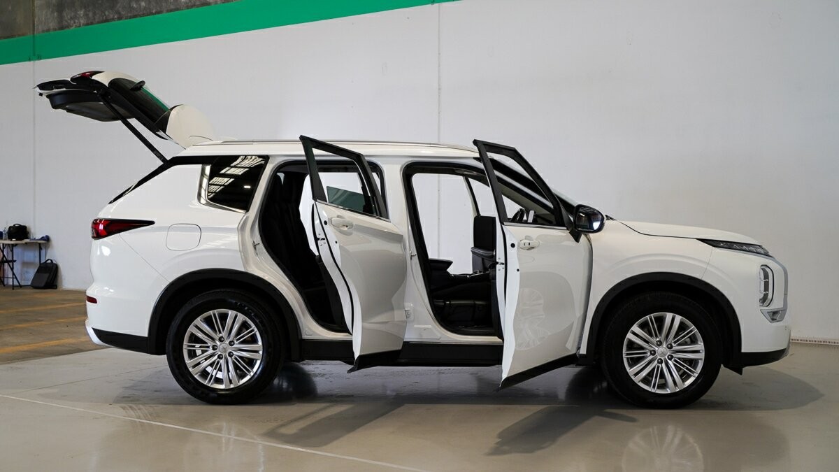 Mitsubishi Outlander image 4