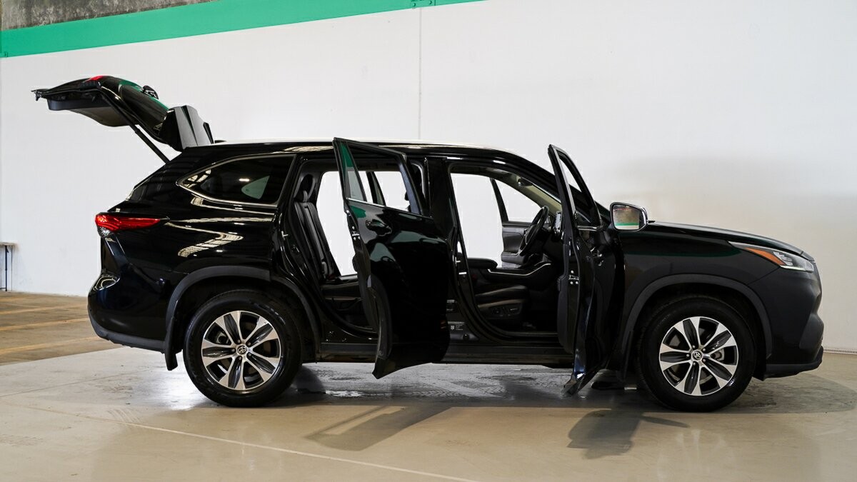 Toyota Kluger image 4
