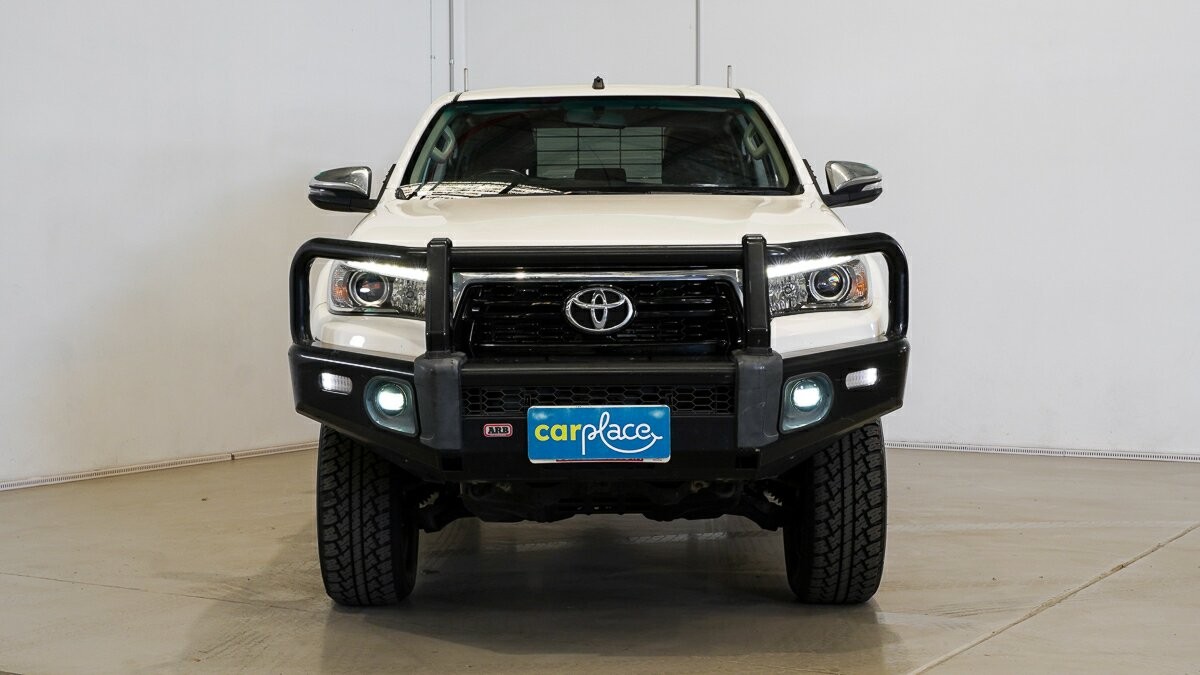 Toyota Hilux image 2