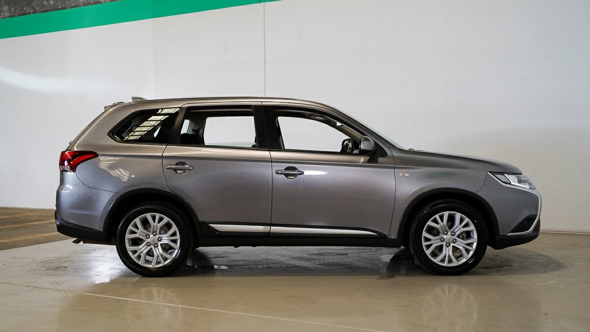 Mitsubishi Outlander image 3