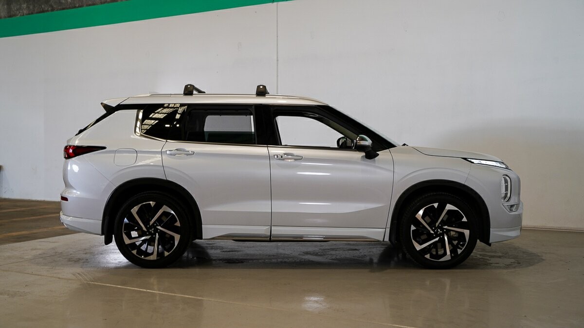 Mitsubishi Outlander image 3