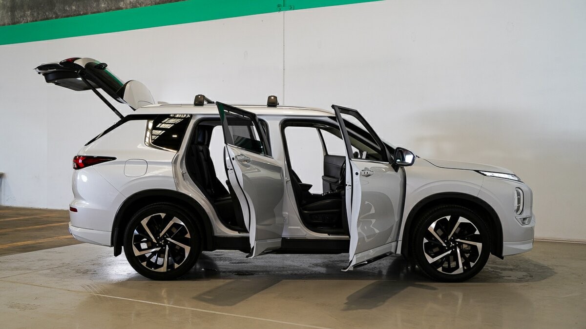 Mitsubishi Outlander image 4