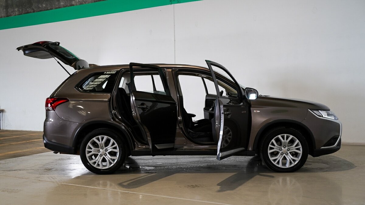 Mitsubishi Outlander image 4