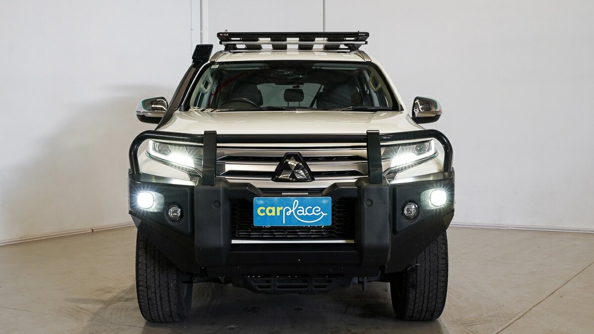 Mitsubishi Pajero Sport image 2