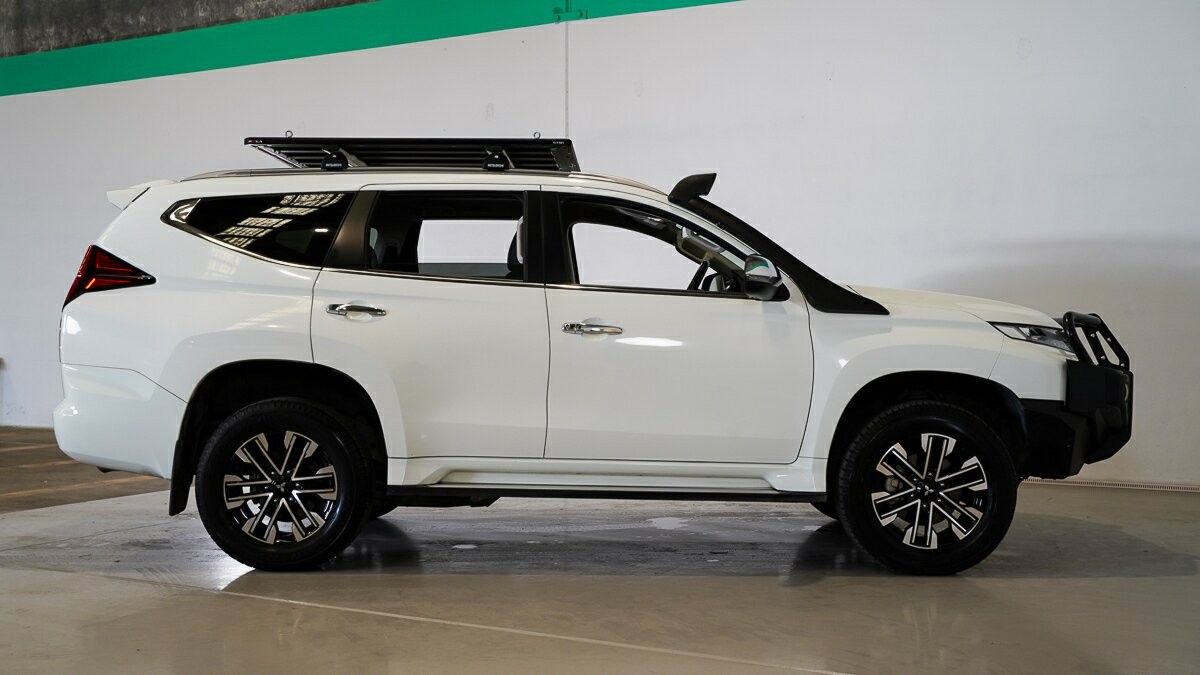 Mitsubishi Pajero Sport image 3