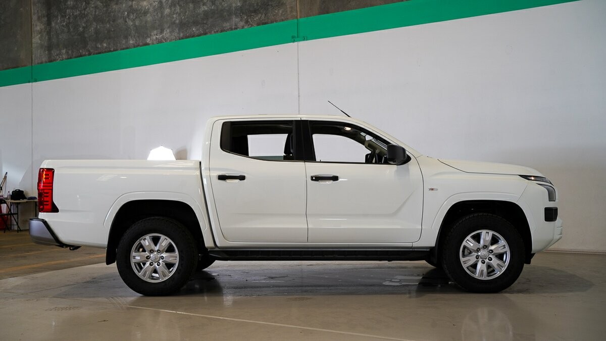 Mitsubishi Triton image 3