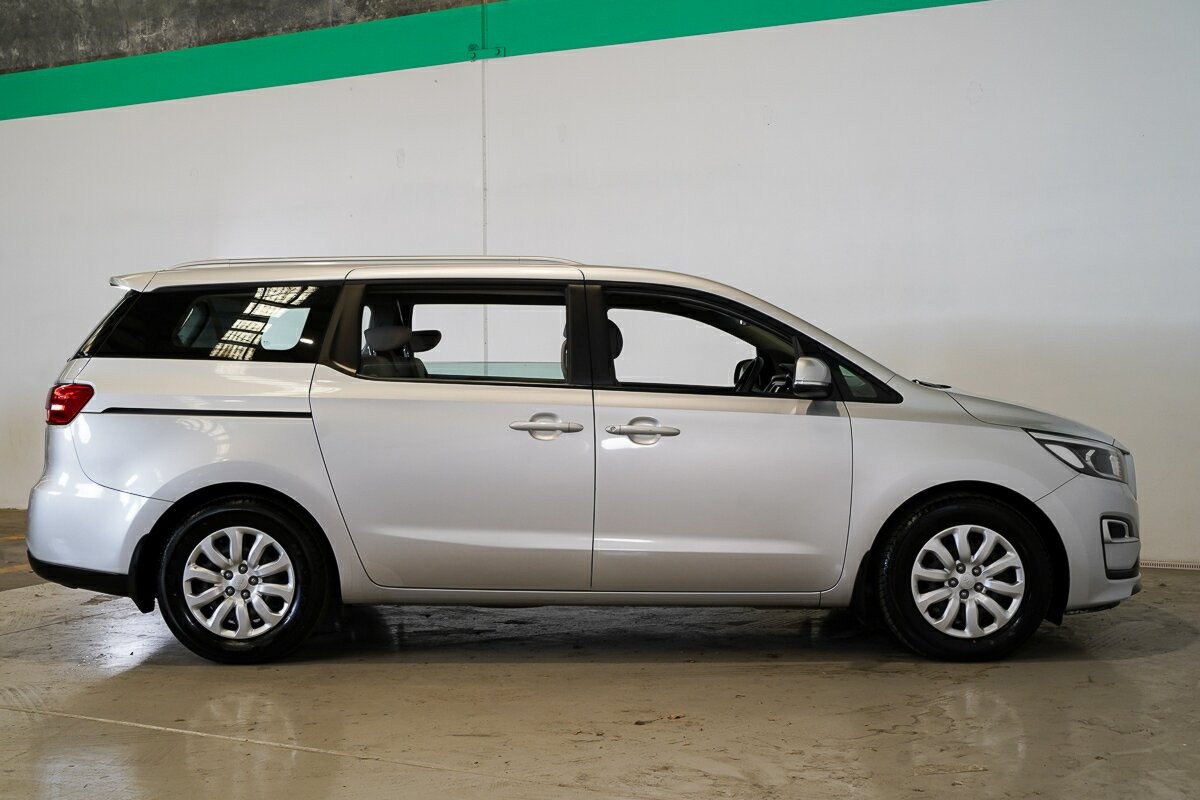 Kia Carnival image 3