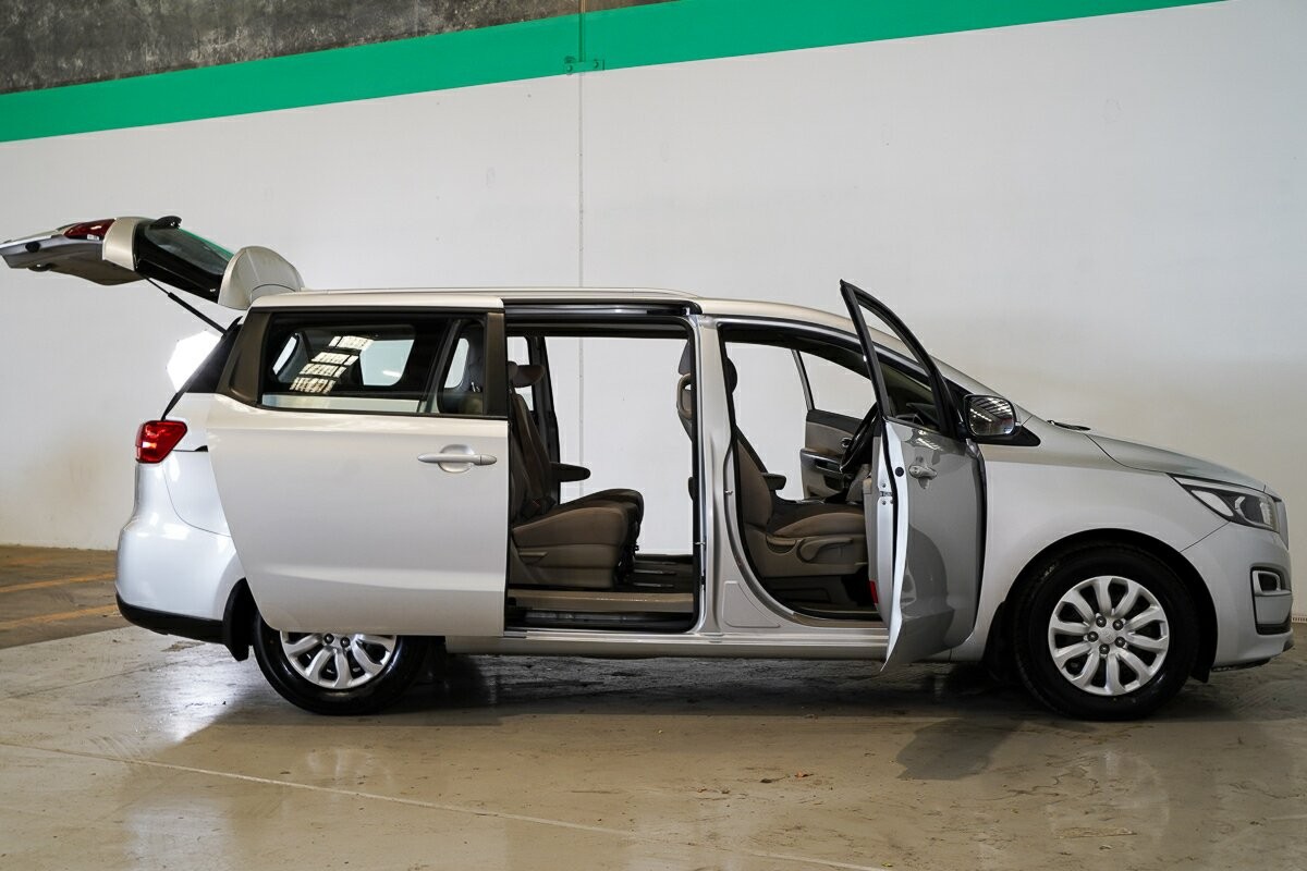 Kia Carnival image 4