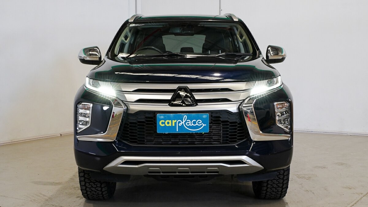 Mitsubishi Pajero Sport image 2