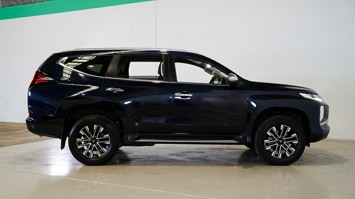 Mitsubishi Pajero Sport image 3