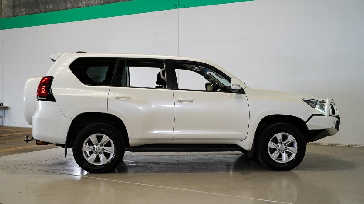 Toyota Landcruiser Prado image 3