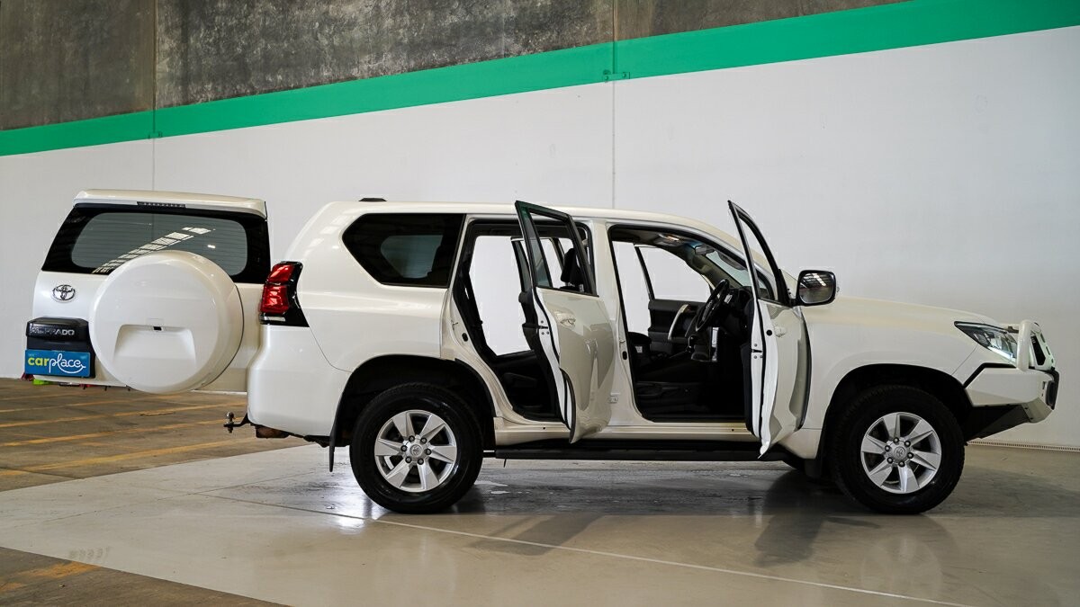 Toyota Landcruiser Prado image 4