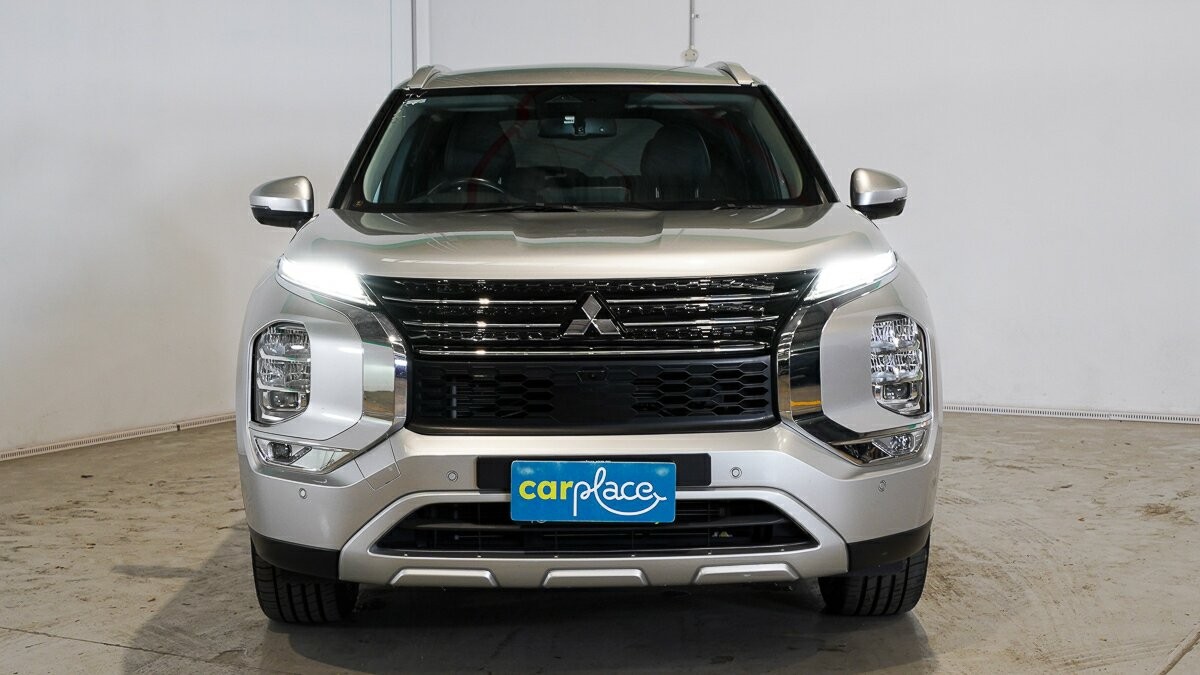 Mitsubishi Outlander image 2