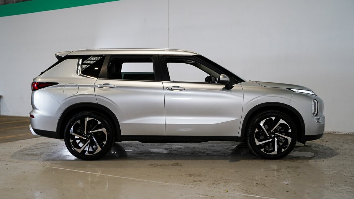 Mitsubishi Outlander image 3