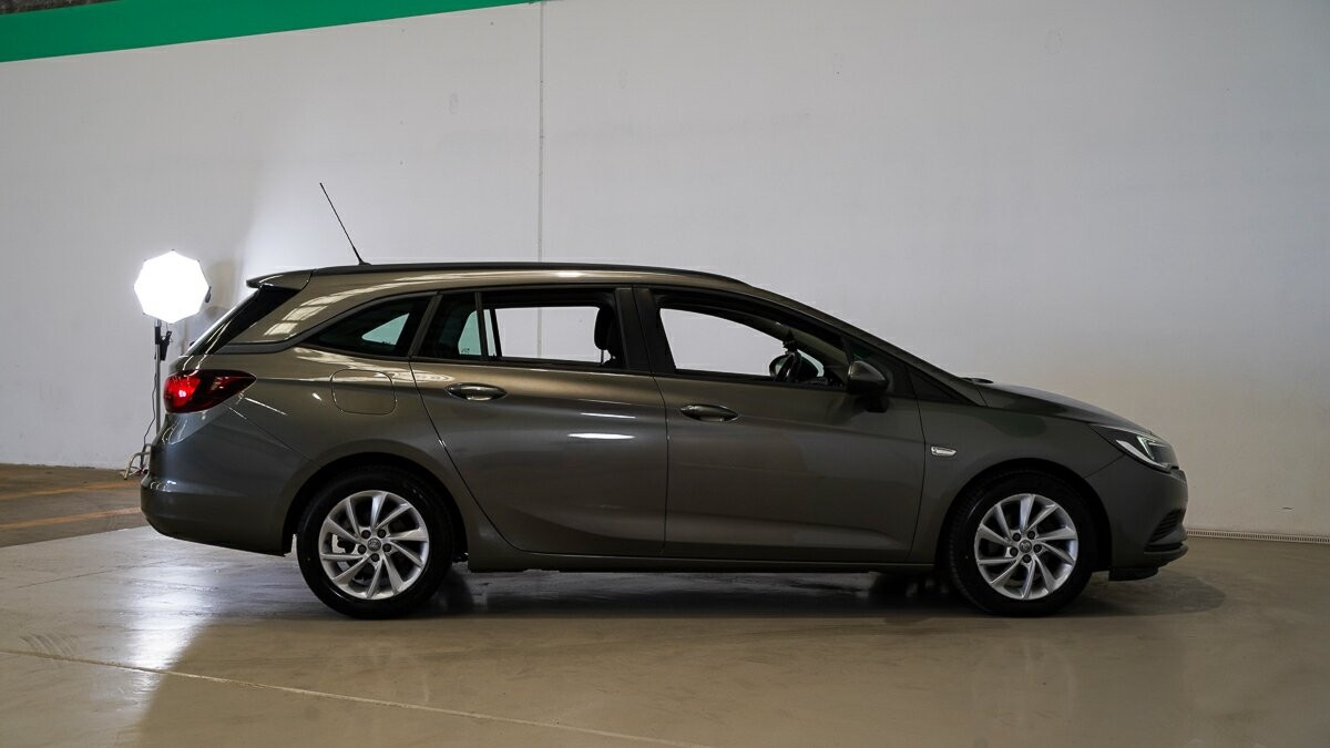 Holden Astra image 3