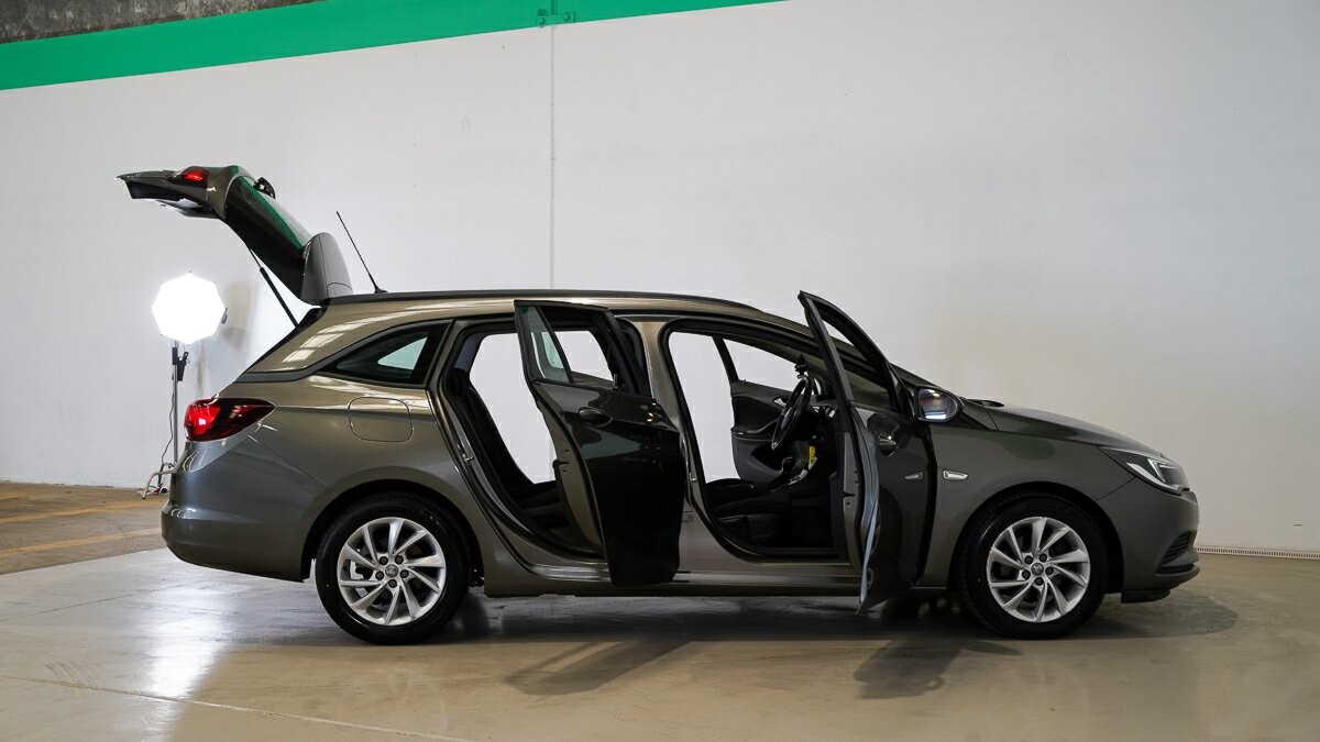 Holden Astra image 4
