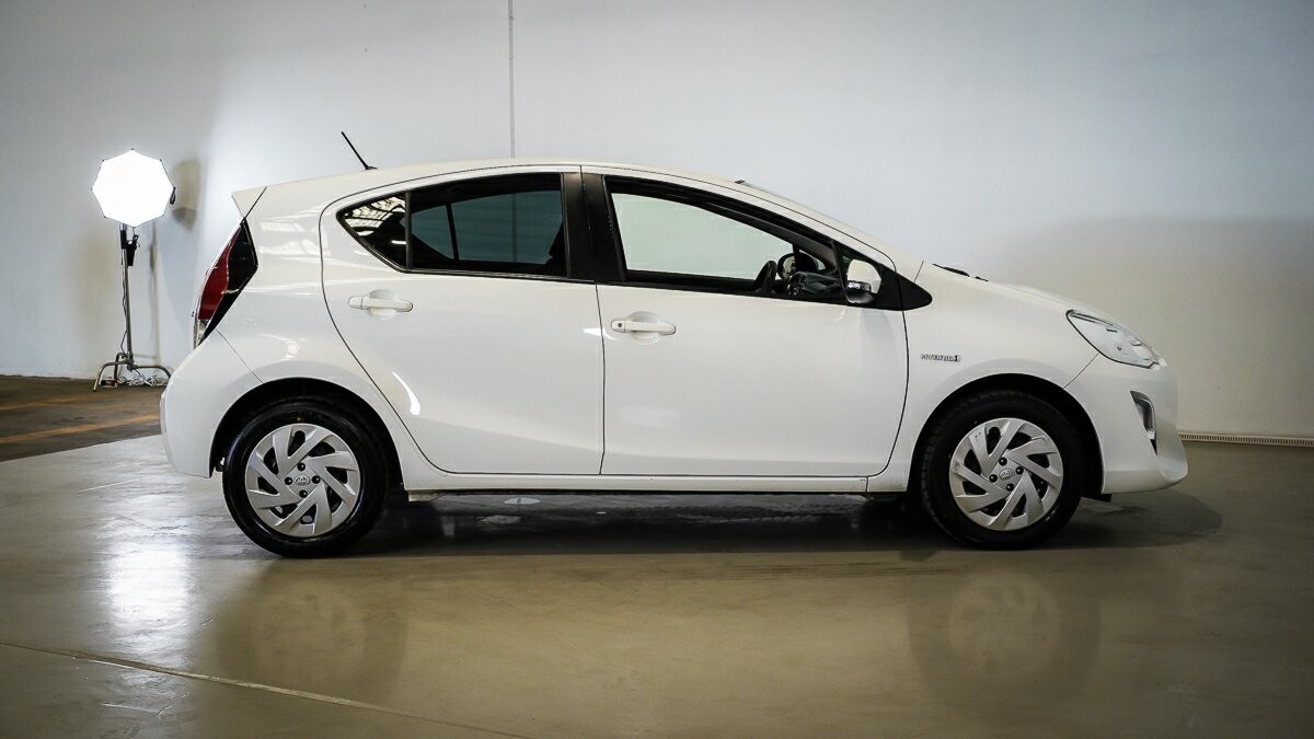 Toyota Prius C image 3