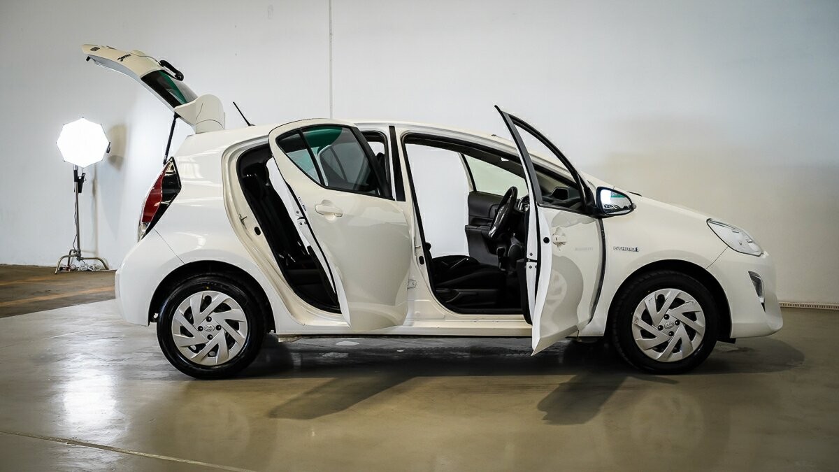 Toyota Prius C image 4