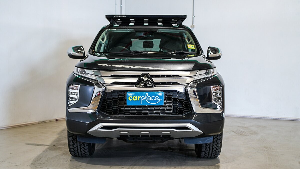 Mitsubishi Pajero Sport image 2