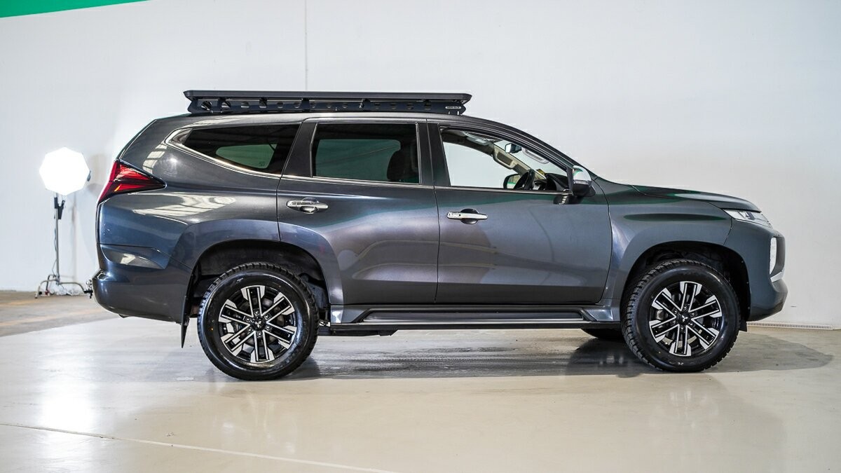 Mitsubishi Pajero Sport image 3