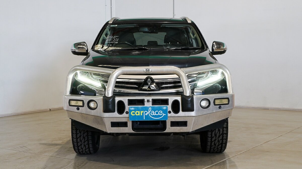 Mitsubishi Pajero Sport image 2