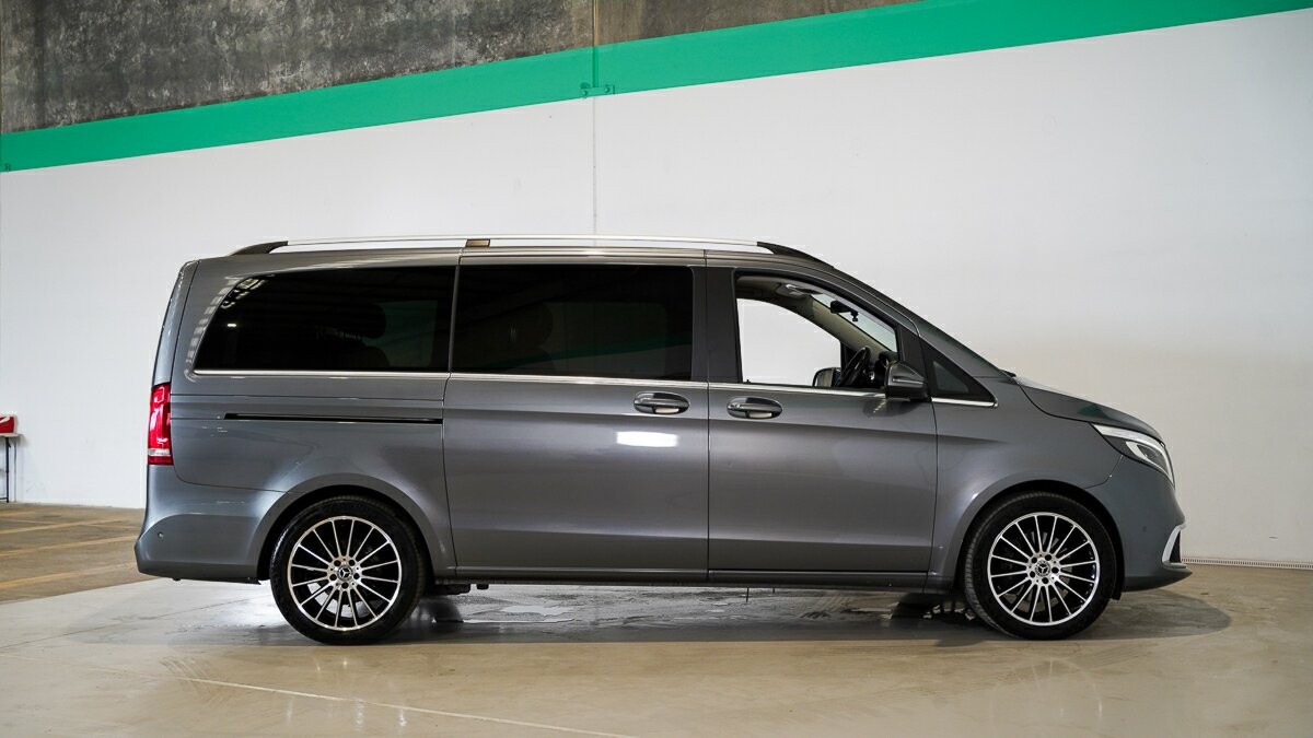 Mercedes Benz V-class image 3